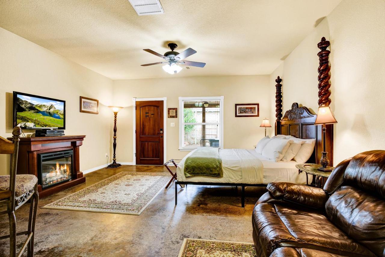 Romantic Oasis With Hot Tub Near Fred And Wineries! フレデリックスバーグ エクステリア 写真