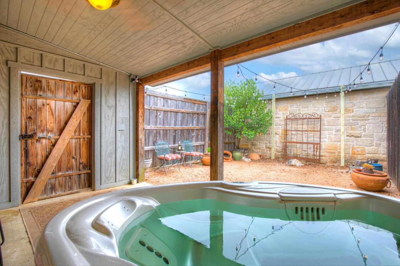Romantic Oasis With Hot Tub Near Fred And Wineries! フレデリックスバーグ エクステリア 写真