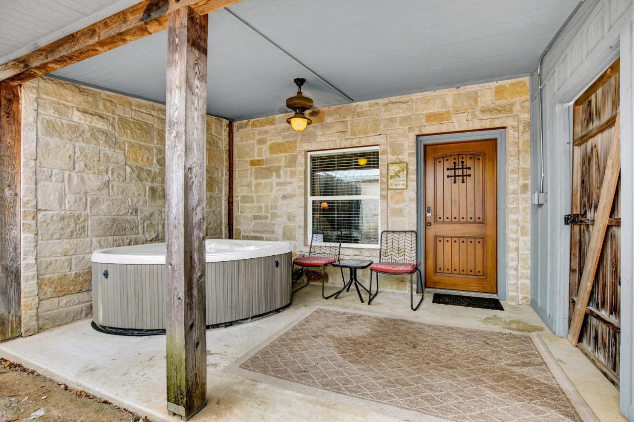 Romantic Oasis With Hot Tub Near Fred And Wineries! フレデリックスバーグ エクステリア 写真